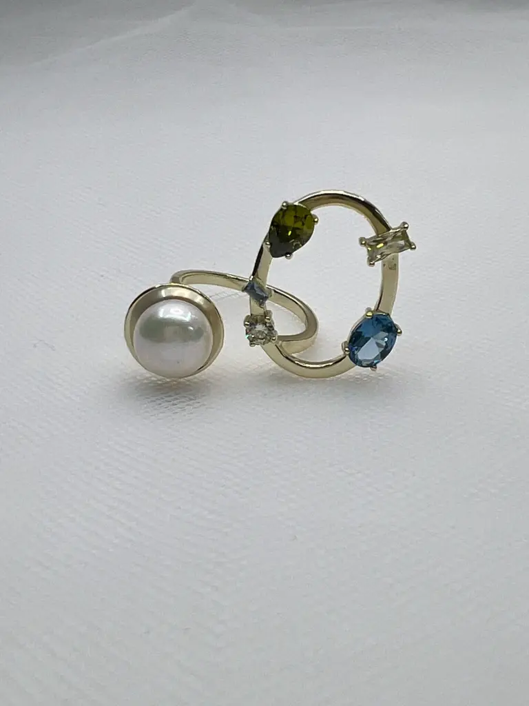 Anillo de plata rodiado en oro blanco con perla natural y circonitas de colores.