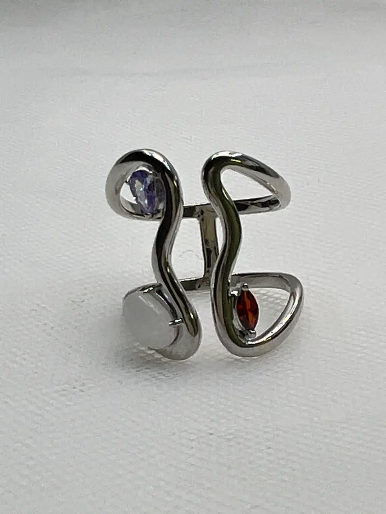 Anillo de plata rodiado en oro blanco con piedras naturales y circonitas