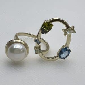 Anillo de plata chapado en oro amarillo con perla natural y circonitas de colores.