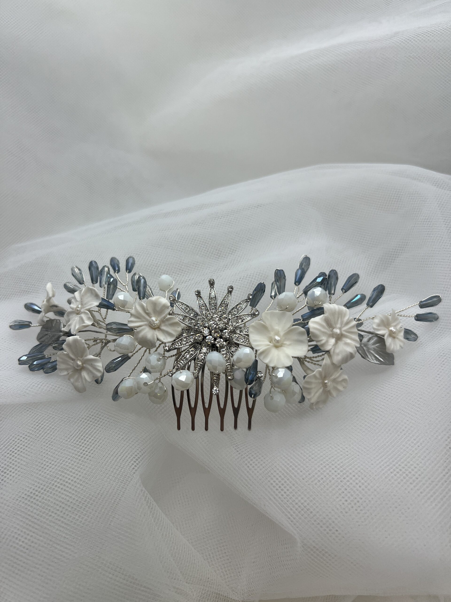 Tocado de flores de porcelana con broche de circonitas