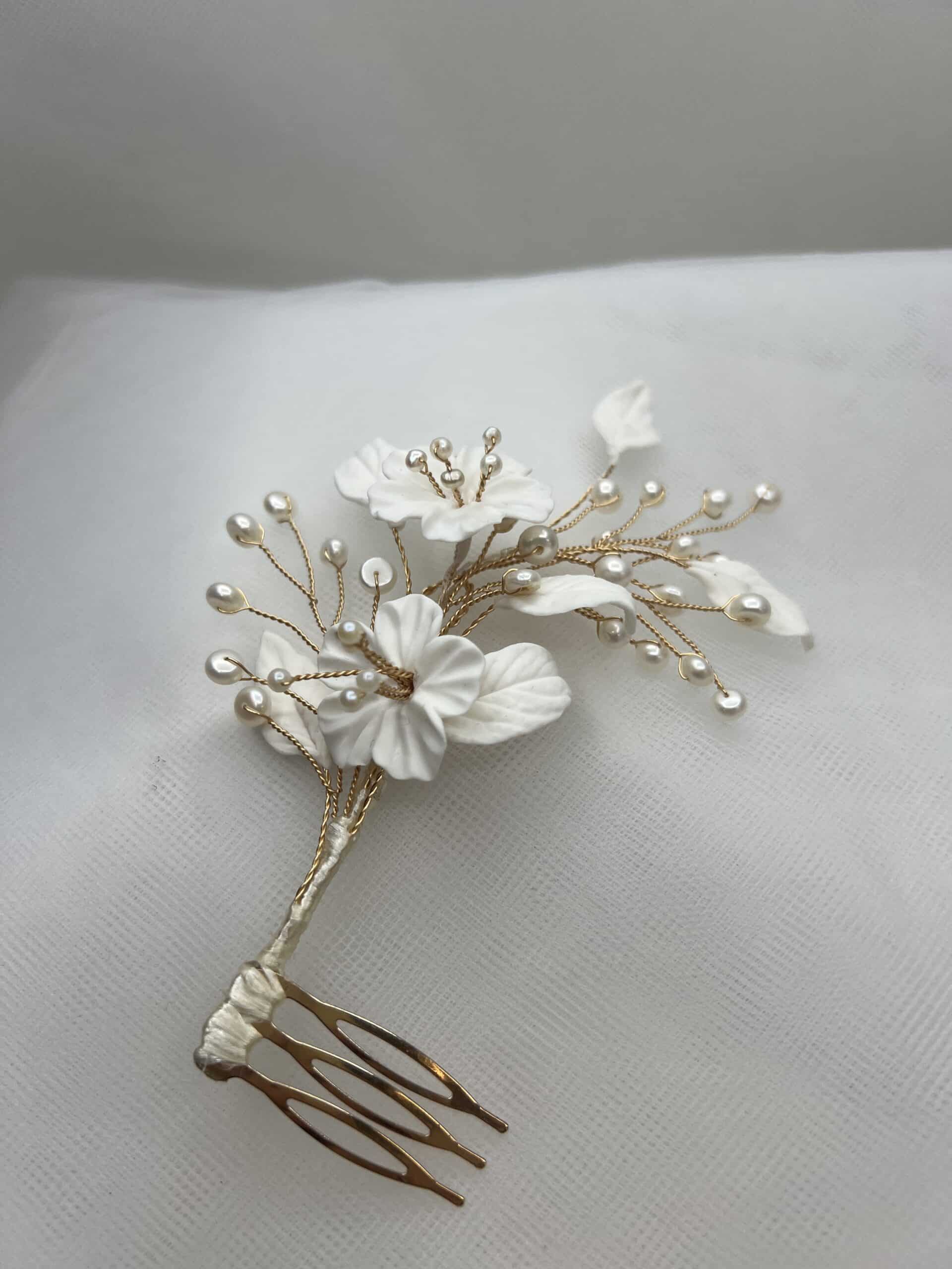 Tocado ramita dorada con perlas y flores y hojas de porcelana - Imagen 2