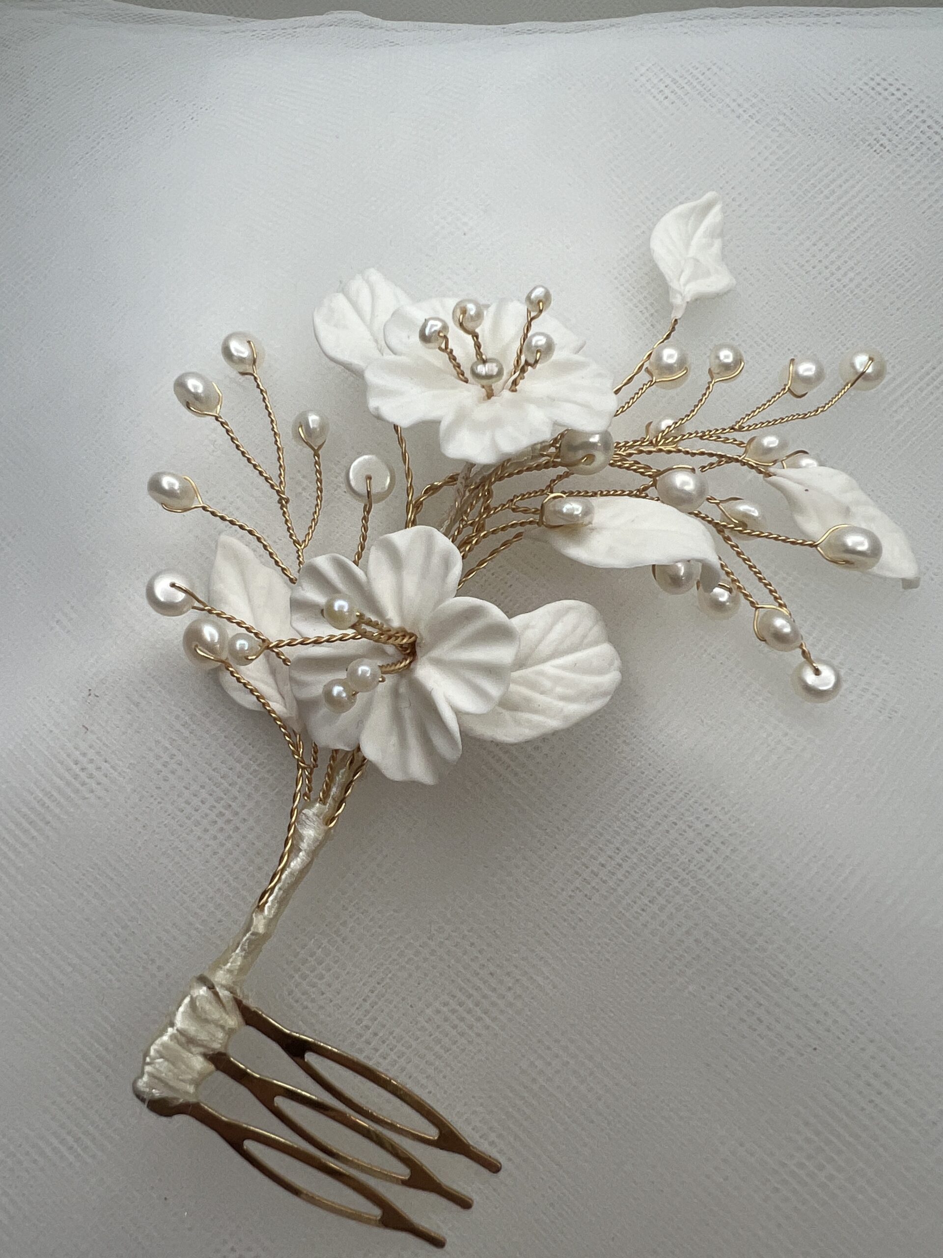 Tocado ramita dorada con perlas y flores y hojas de porcelana - Imagen 3