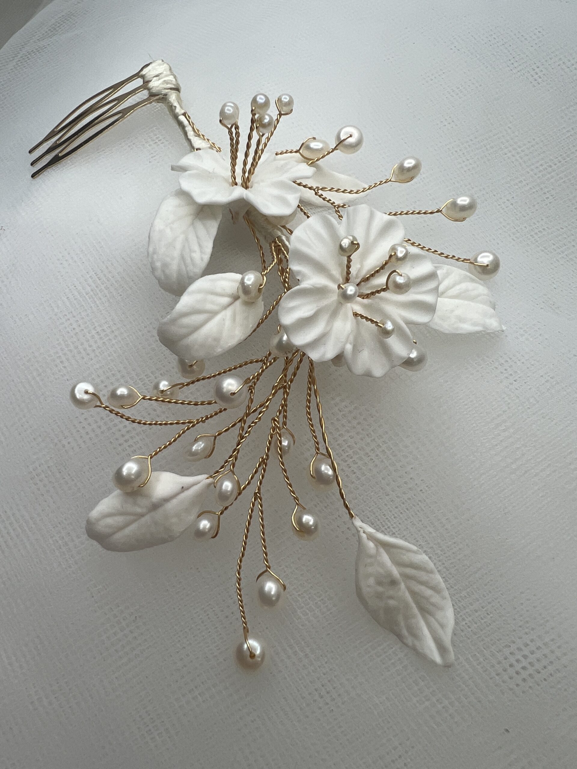 Tocado ramita dorada con perlas y flores y hojas de porcelana - Imagen 4