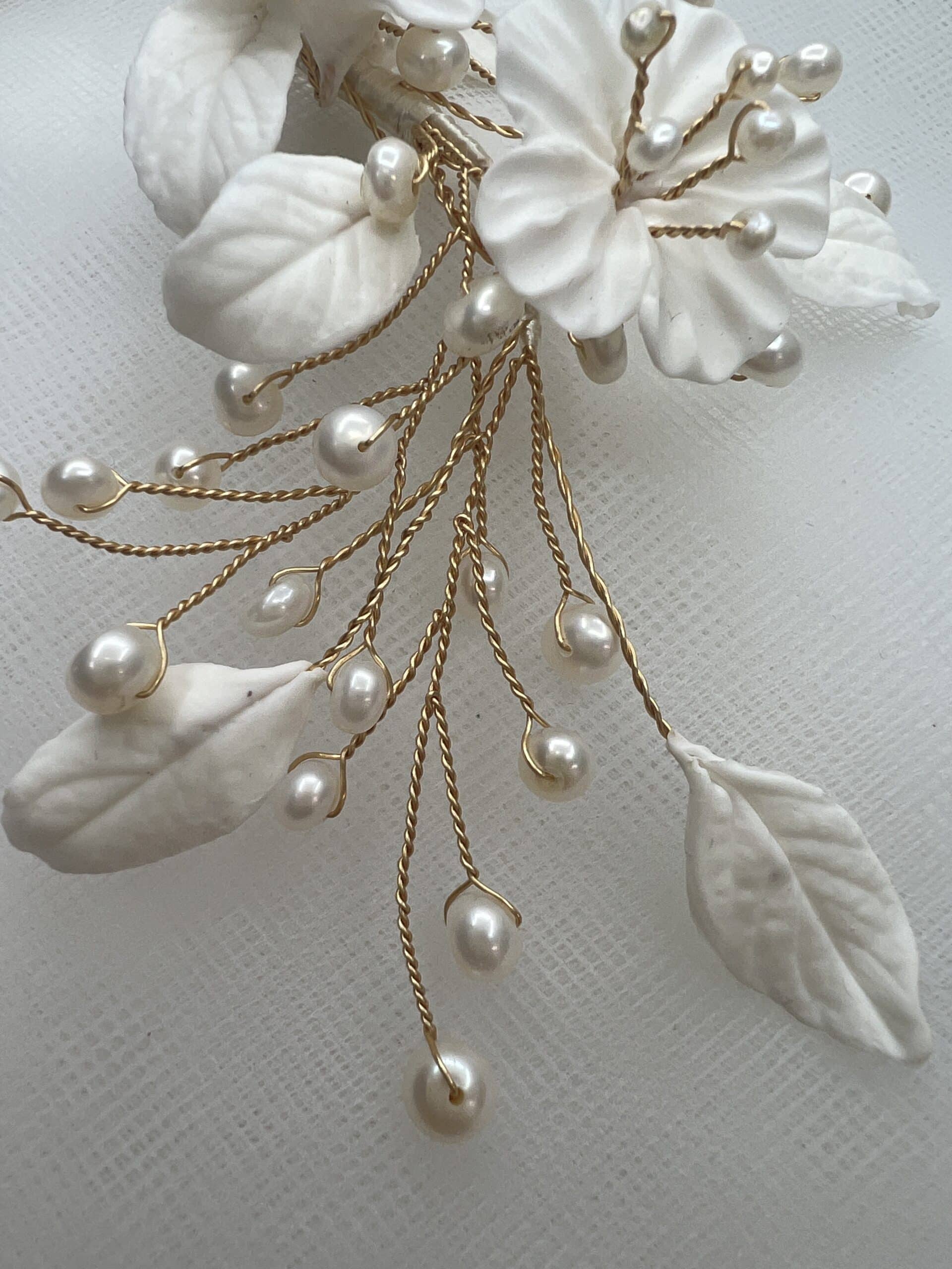 Tocado ramita dorada con perlas y flores y hojas de porcelana - Imagen 5