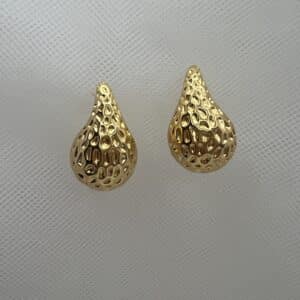 Pendientes gotas marteladas chapadas en oro amarillo