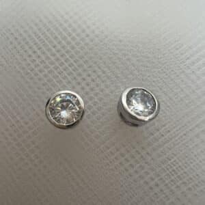 Pendientes chaton con circonita de plata rodiada en oro blanco