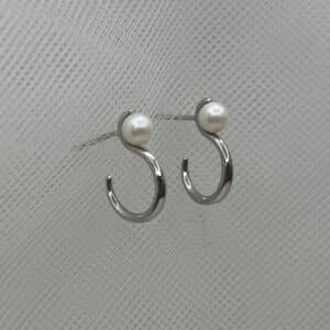 Pendientes de plata rodiada en oro blanco con perlitas naturales