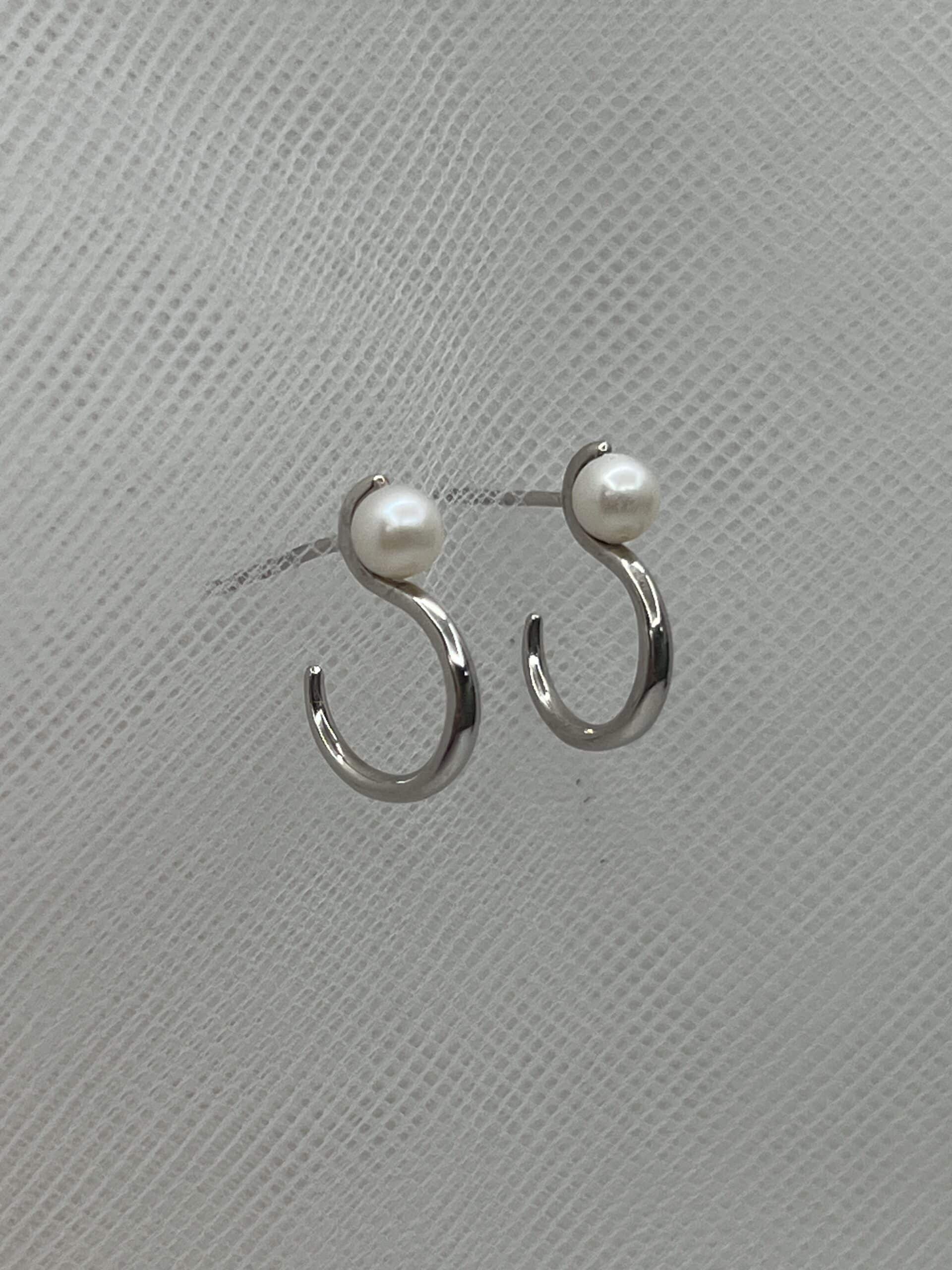 Pendientes de plata rodiada en oro blanco con perlitas naturales