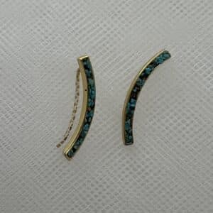 Pendientes trepadores chapados en oro amarillo con chispitas de piedras multicolor