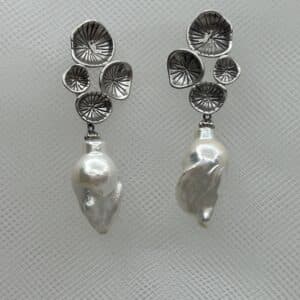 Pendientes de plata rodiada en oro blanco largos con perlas naturales