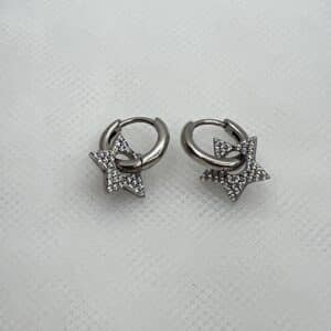 Pendientes aros de plata rodiada en oro blanco con colgantes de estrellas