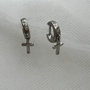 Pendientes aritos de plata rodiados en oro blanco con colgantes de cruces con circonitas