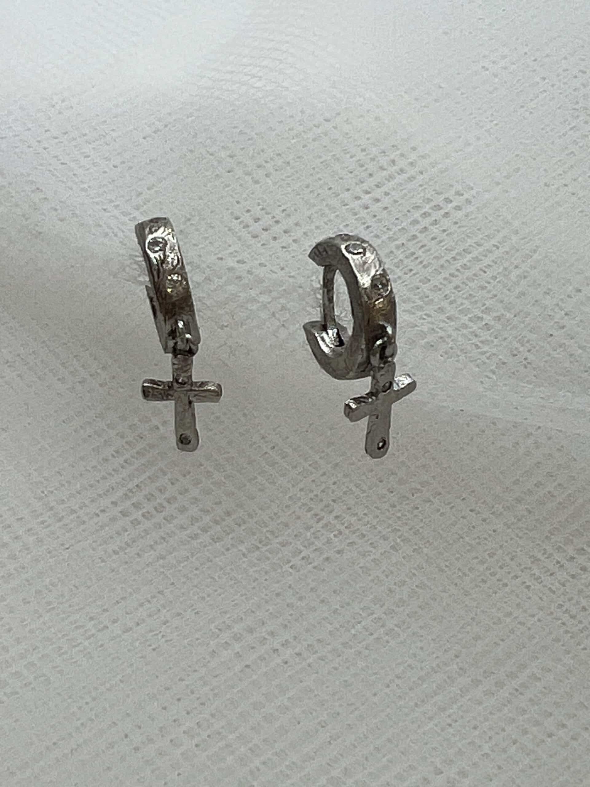 Pendientes aritos de plata rodiados en oro blanco con colgantes de cruces con circonitas