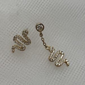 Pendientes de plata chapados en oro amarillo serpientes asimetricas con circonitas