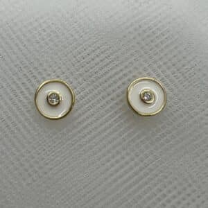 Pendientes de plata chapada en oro amarillo y esmalte blanco con circonita