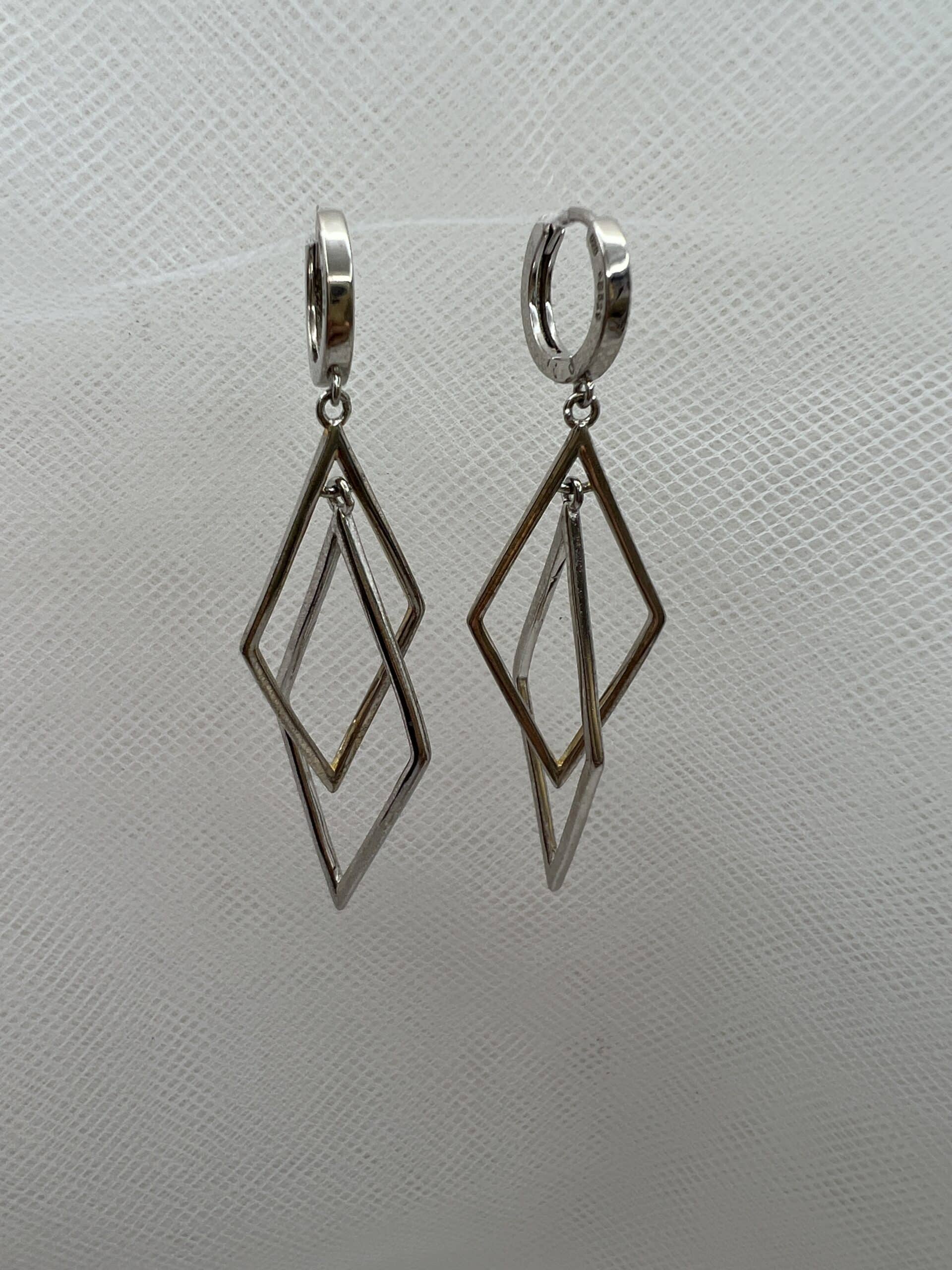 Pendientes de plata rodiados en oro blanco aros con cogantes con forma de rombo
