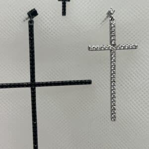 Pendientes de cruces de distintos tamaños con circonitas rodiadas en oro blanco