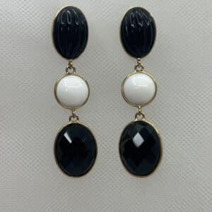Pendientes de plata chapados en oro amarillo con onix y agata blanca