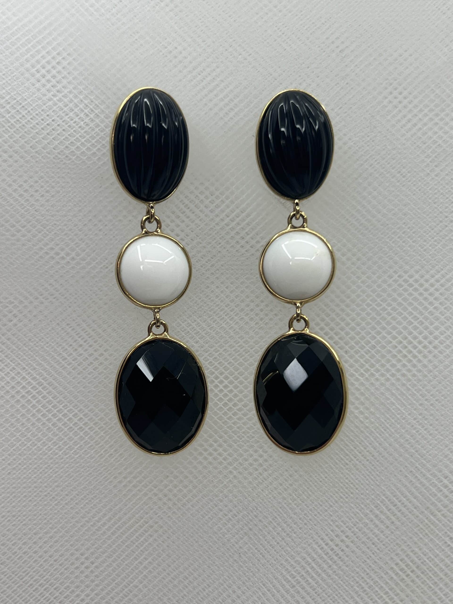 Pendientes de plata chapados en oro amarillo con onix y agata blanca