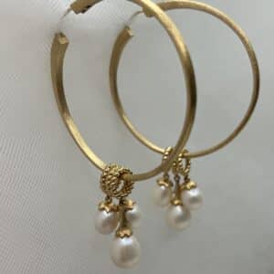 Pendientes aros grandes de plata chapada en oro amarillo matizado con colgantes de perlas naturales