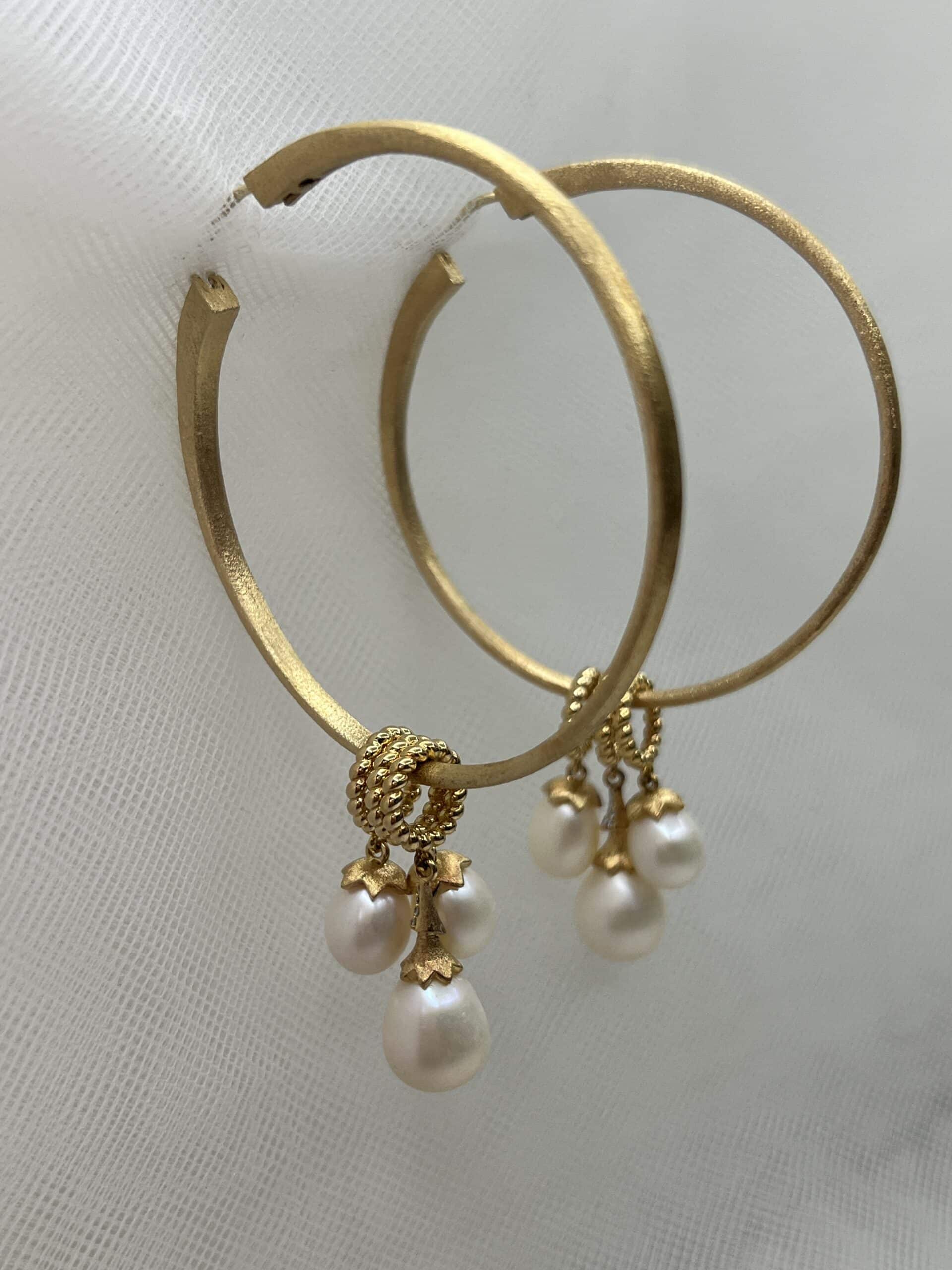 Pendientes aros grandes de plata chapada en oro amarillo matizado con colgantes de perlas naturales