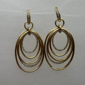 Pendientes de plata chapada en oro amarillo matizados aros con colgantes de ovalos con circonitas