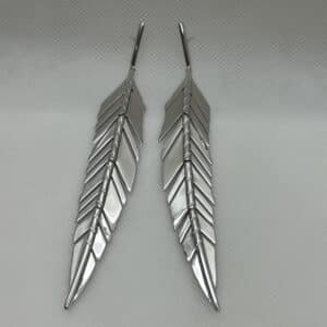 Pendientes de plumas largas de plata rodiada en oro blanco