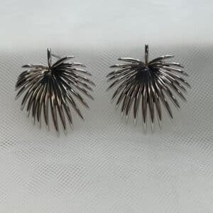 Pendientes hojas de palma de plata rodiada en oro blanco