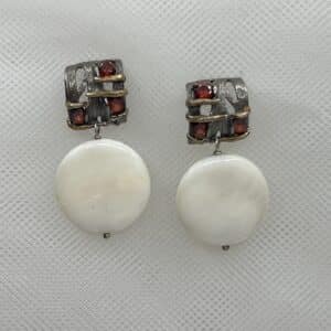 Pendientes de plata negra con circonitas de color rojo y chaton de madreperla