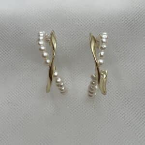 Pendientes de plata chapados en oro amarillo de aros con perlas naturales