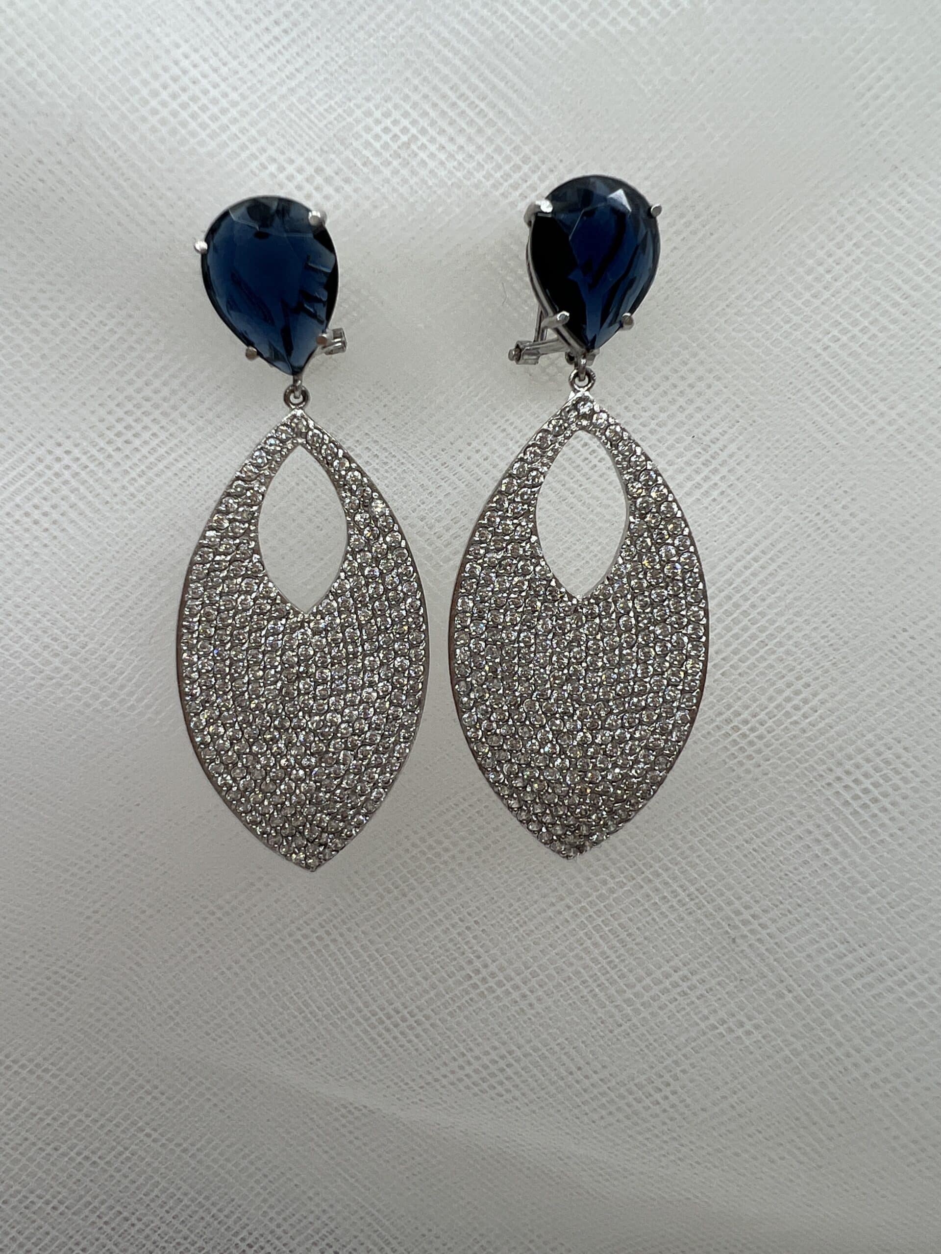 Pendientes de plata rodiados en oro blanco boton de piedra azul con gota de pave de circonitas
