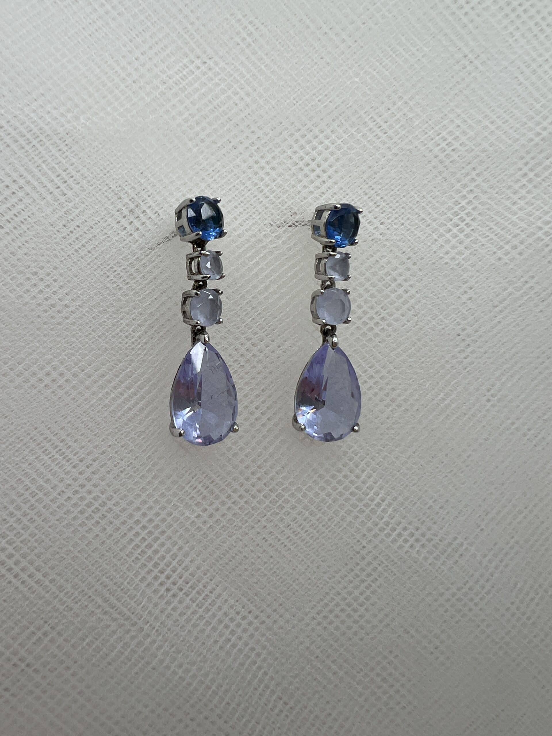 Pendientes de plata rodiados en oro blanco de circonitas azules
