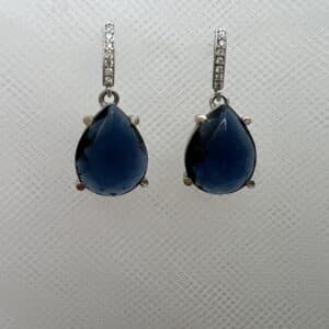 Pendientes de plata rodiado en oro blanco con barrita de circonitas y gota azul