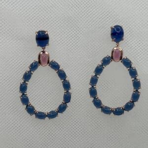 Pendientes largos de plata chapada en oro rosa ovalos con piedras cabujon de color azul y rosa.