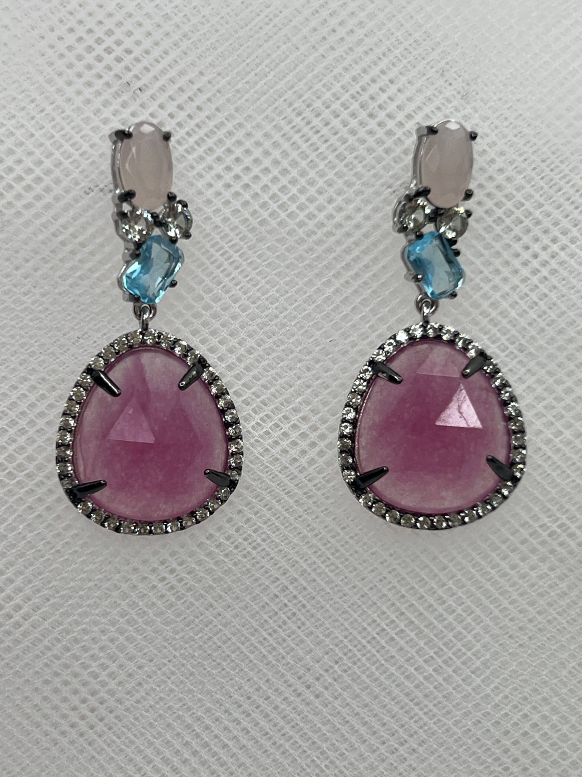 Pendientes de plata rodiados en oro blanco de circonitas y gota de color rosa