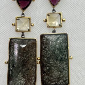 Pendientes de plata chapada en oro con cuarzo rutilo verde y cuarzos granate y amarillo