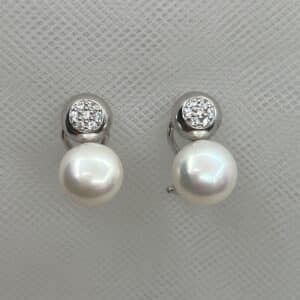 Pendientes tu y yo de chaton con circonitas y perlas naturales rodiados en oro blanco