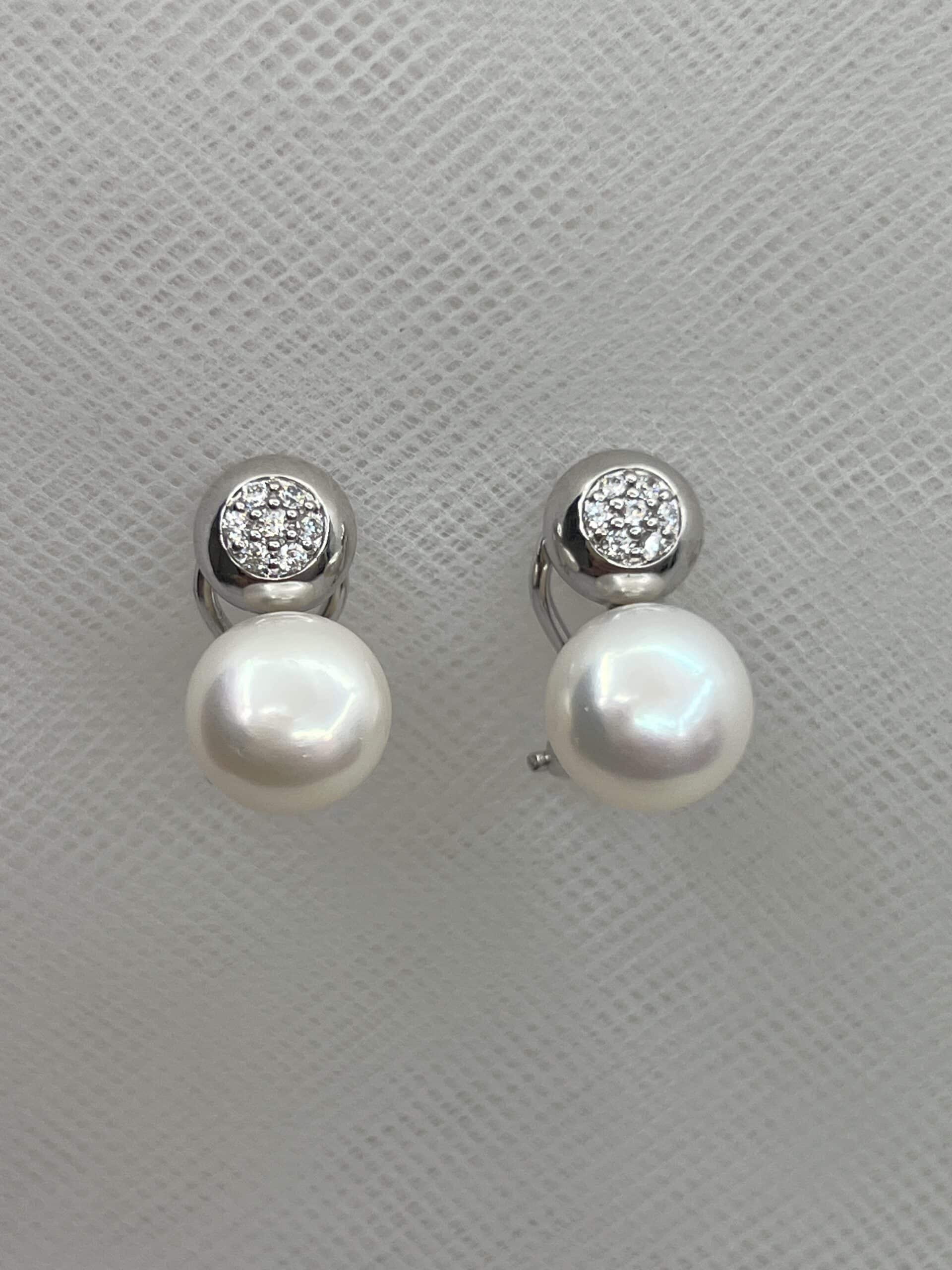 Pendientes tu y yo de chaton con circonitas y perlas naturales rodiados en oro blanco