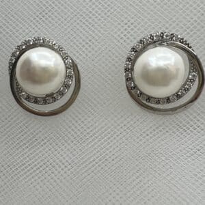 Pendientes de botón rodiados en oro blanco de perla y circonitas