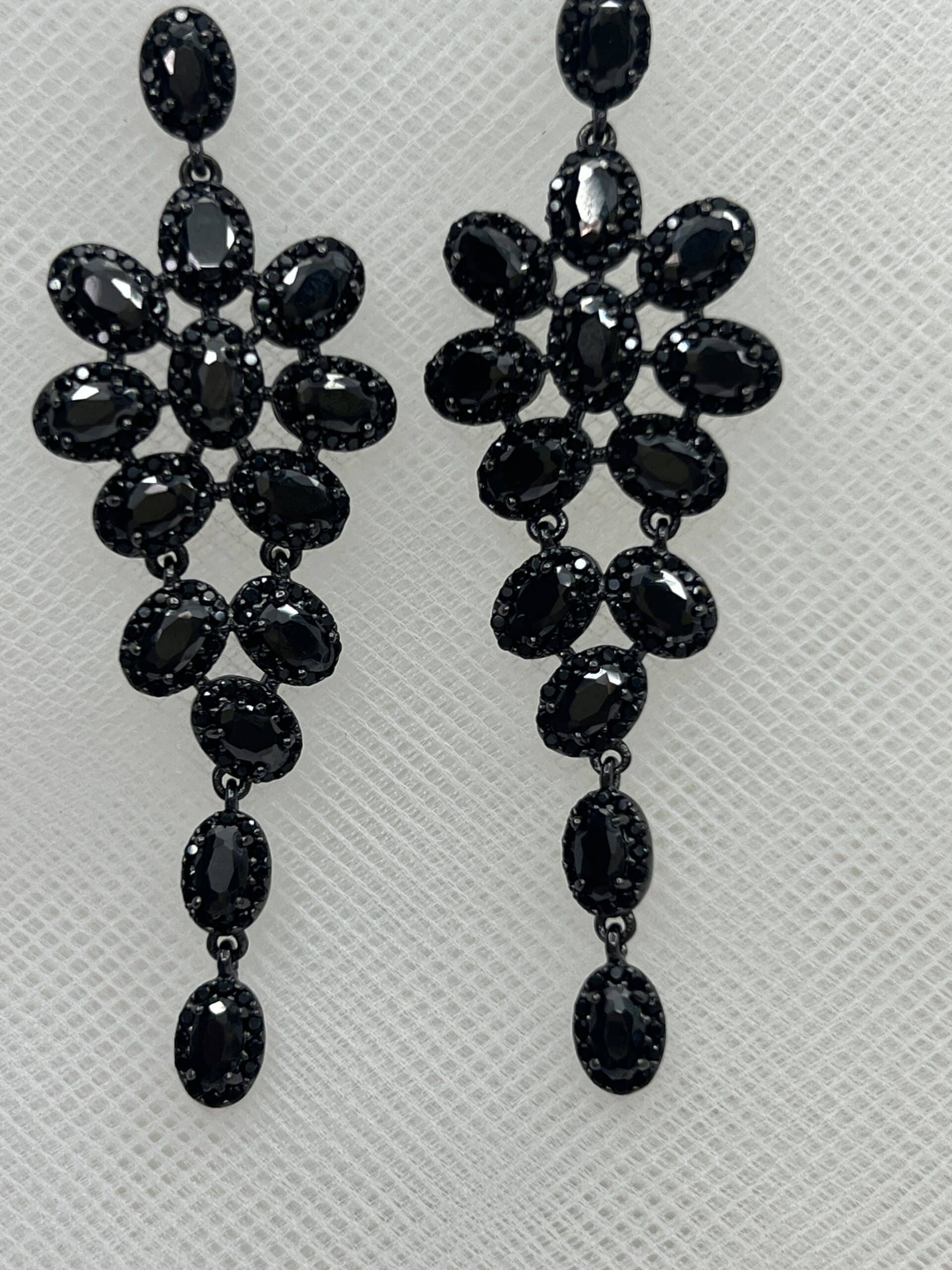 Pendientes lardos de cascada de circonitas negras chapados