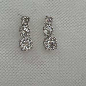 Pendientes de rosetones de circonitas rodiados en oro blanco