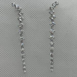 Pendientes largos de circonitas rodiados en oro blanco