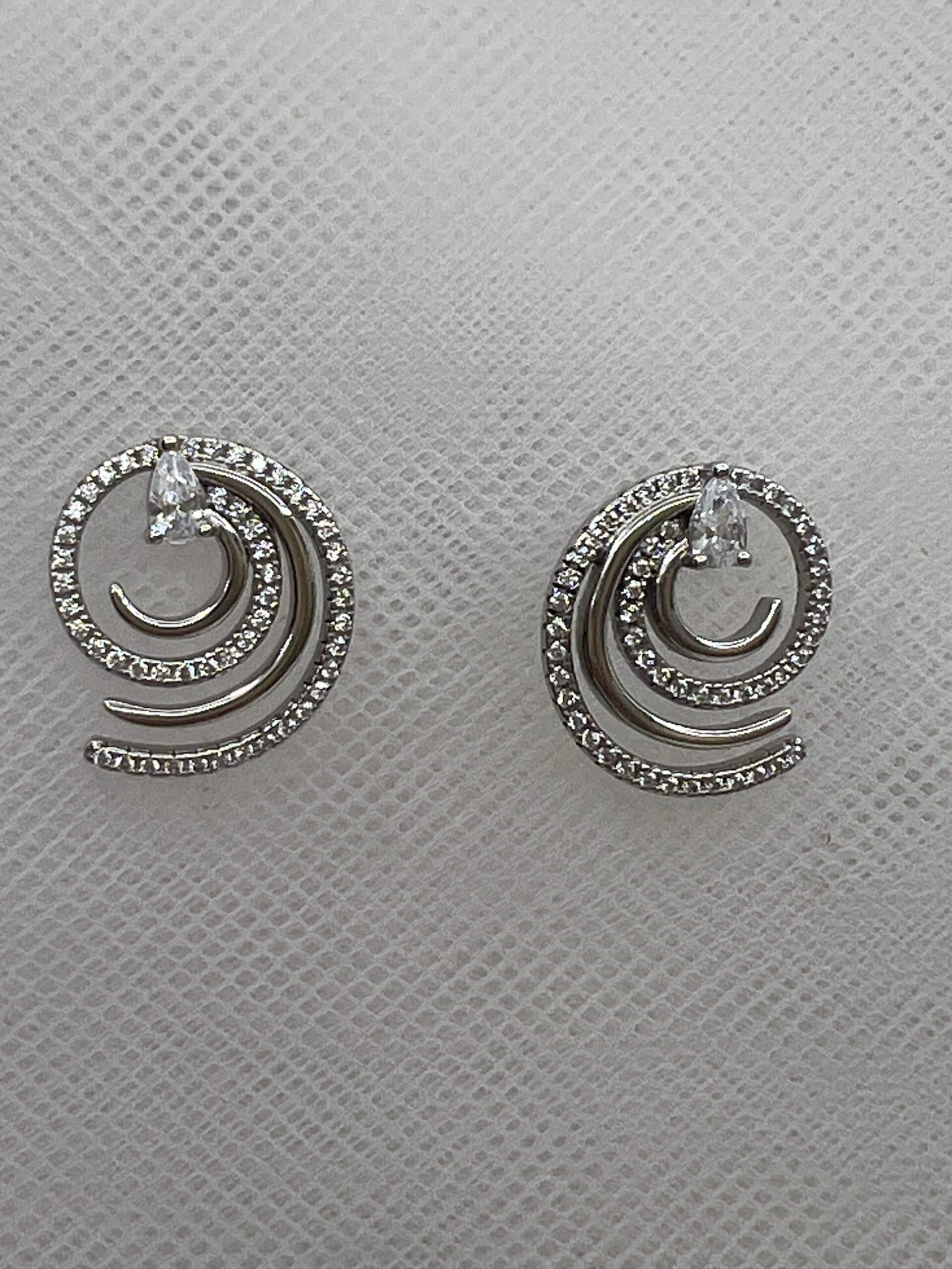 Pendientes de plata rodiados en oro blanco espirales de circonitas blancas y grises