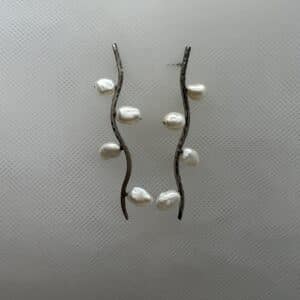 Pendientes largos de plata rodiados en oro blanco con perlas naturales.