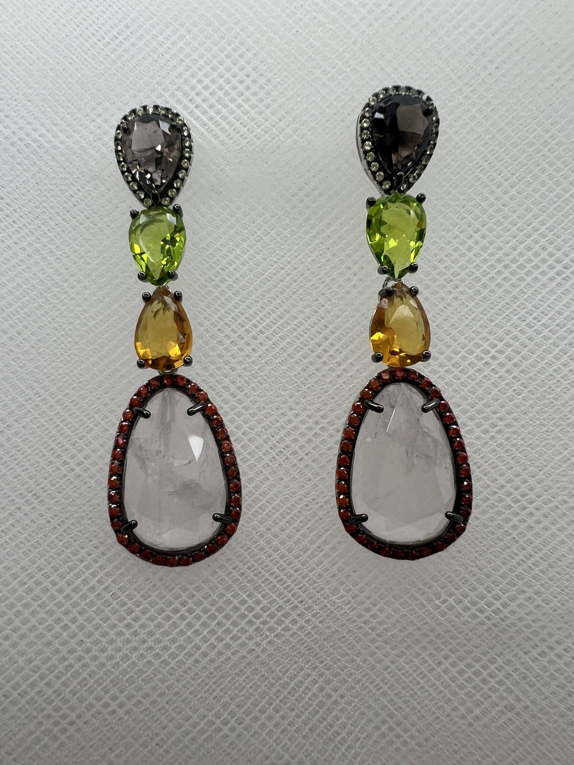 Pendientes  de plata rodiados en oro blanco con circonitas de colores y cuarzo rosa