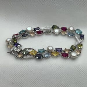 Pulsera doble tira con perlas y circonitas de colores rodiada en oro blanco
