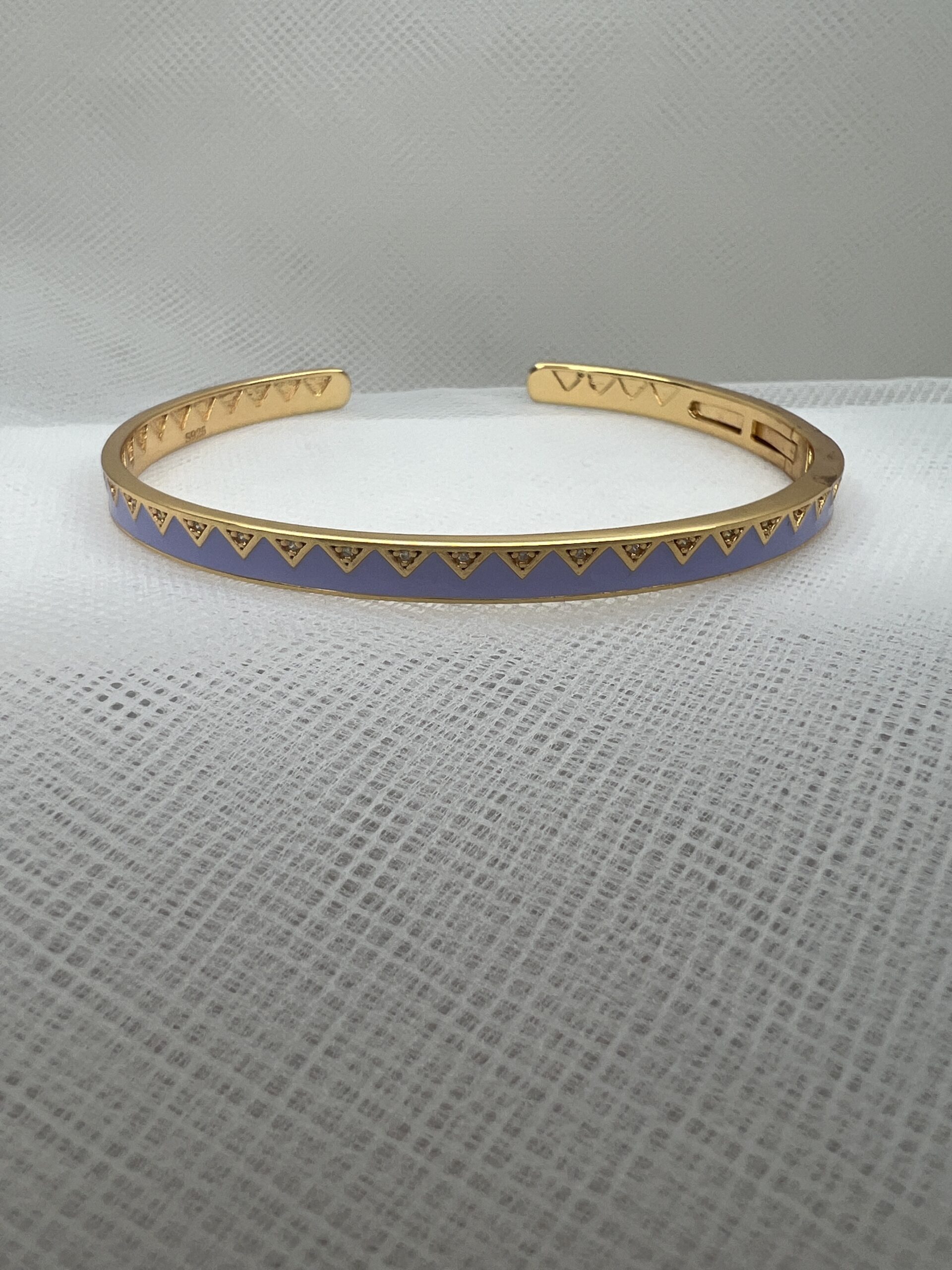 Esclava chapada en oro amarillo esmaltada en lila