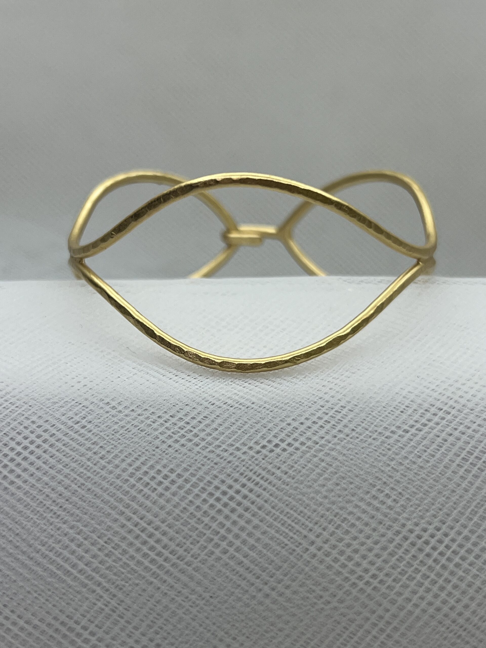 Esclava de plata chapada en oro amarillo matizada