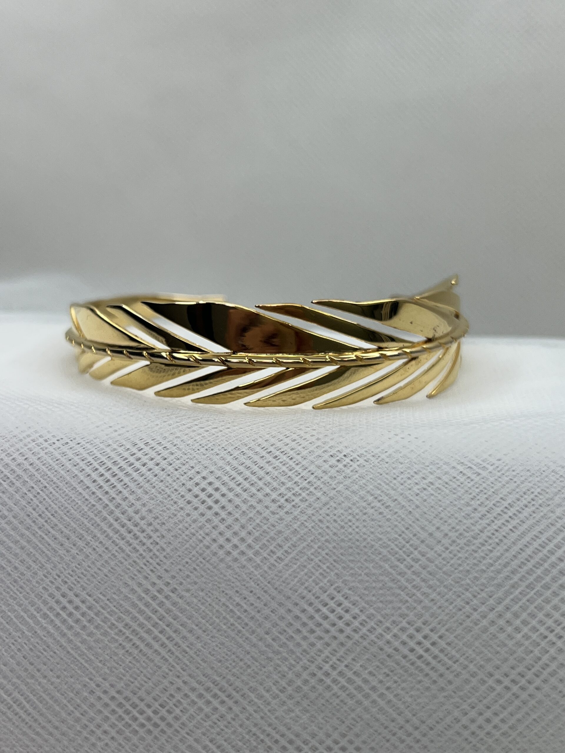 Esclava chapada en oro amarillo en forma de pluma