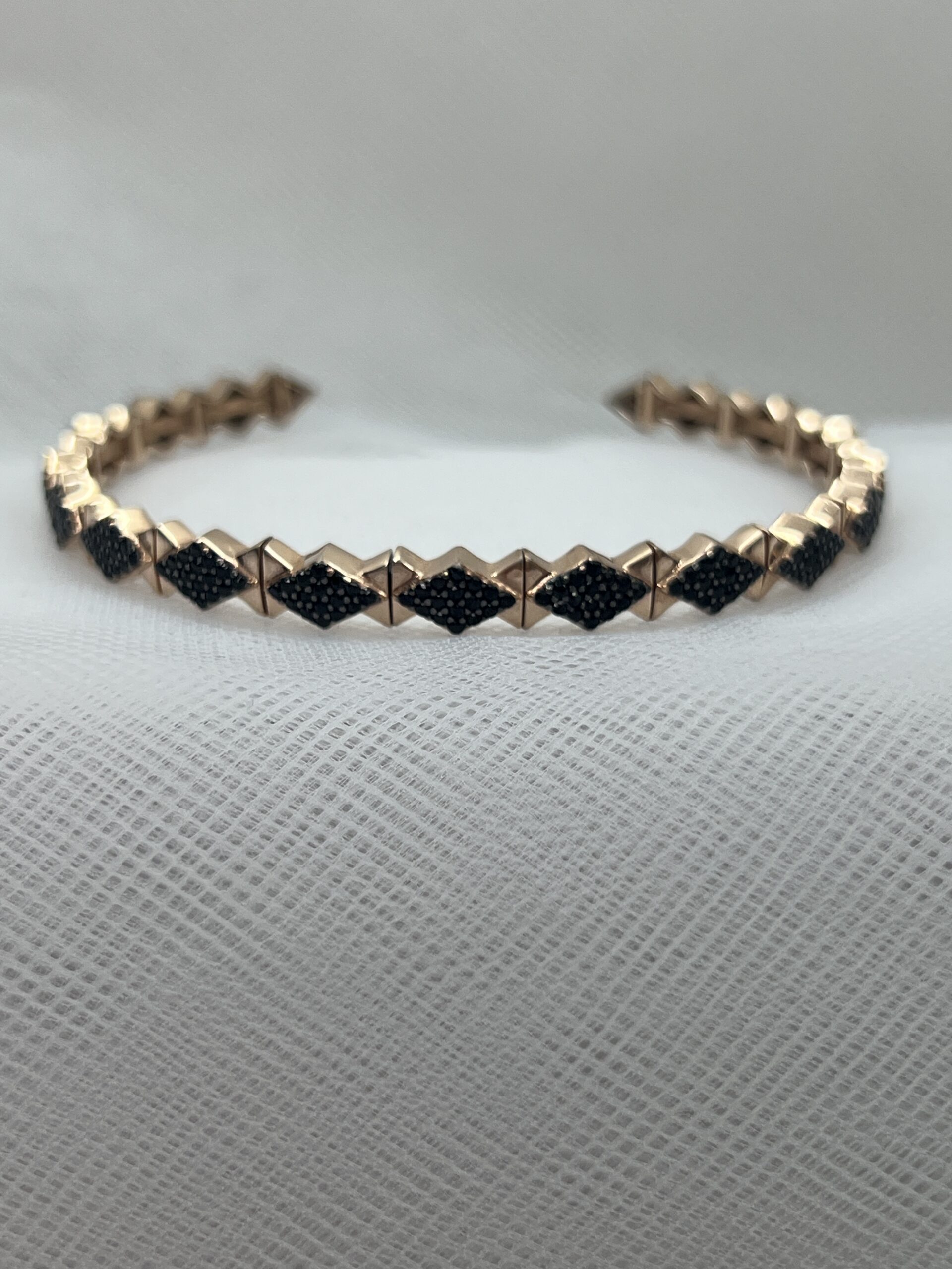 Esclava chapada en oro rosa y circonitas negras